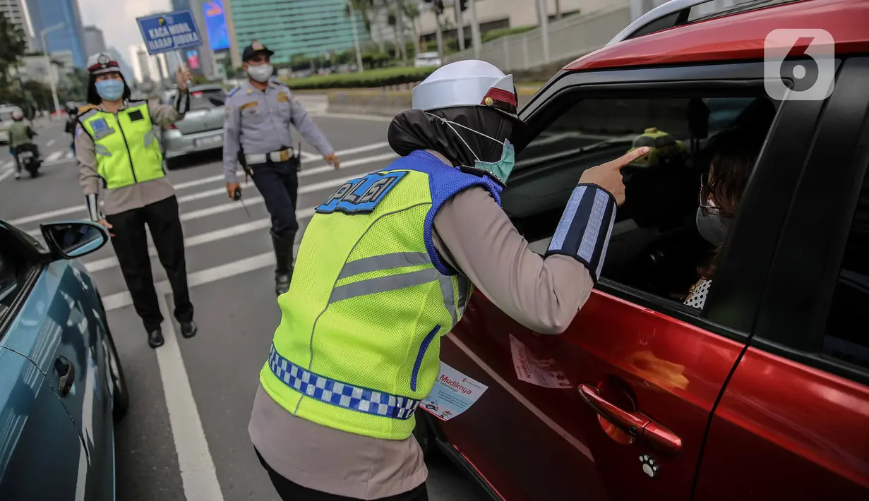 Polisi melakukan sosialisasi larangan mudik kepada pengguna jalan di kawasan Bundaran HI, Jakarta, Rabu (6/5/2020). Sosialisasi tersebut dilakukan demi memutus mata rantai penyebaran virus corona COVID-19 dari satu wilayah ke wilayah lain. (Liputan6.com/Faizal Fanani)