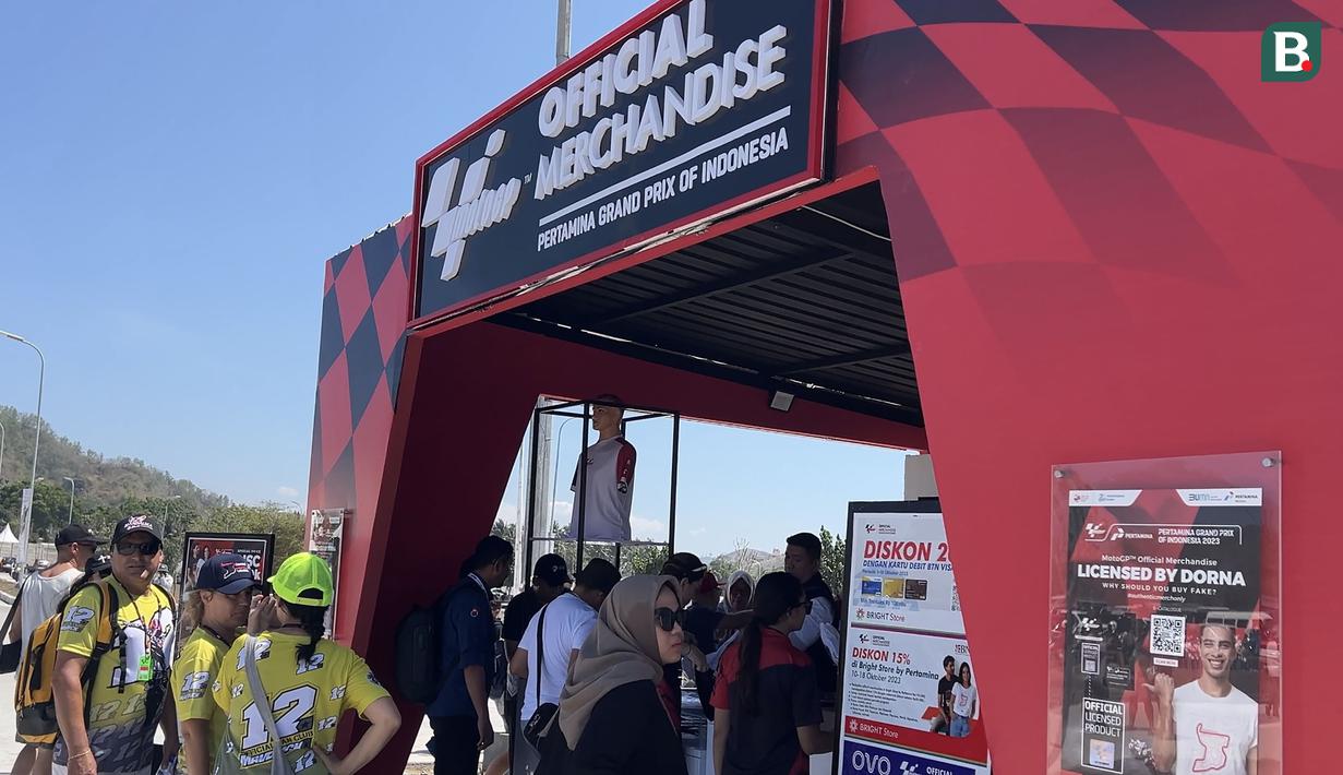 Jika ingin berbelanja di stand resmi MotoGP, para pecinta balap juga bisa mengunjungi stand resmi yang disediakan panitia di sekitar Sirkuit Mandalika. (Bola.com/Benediktus Gerendo Pradigdo)