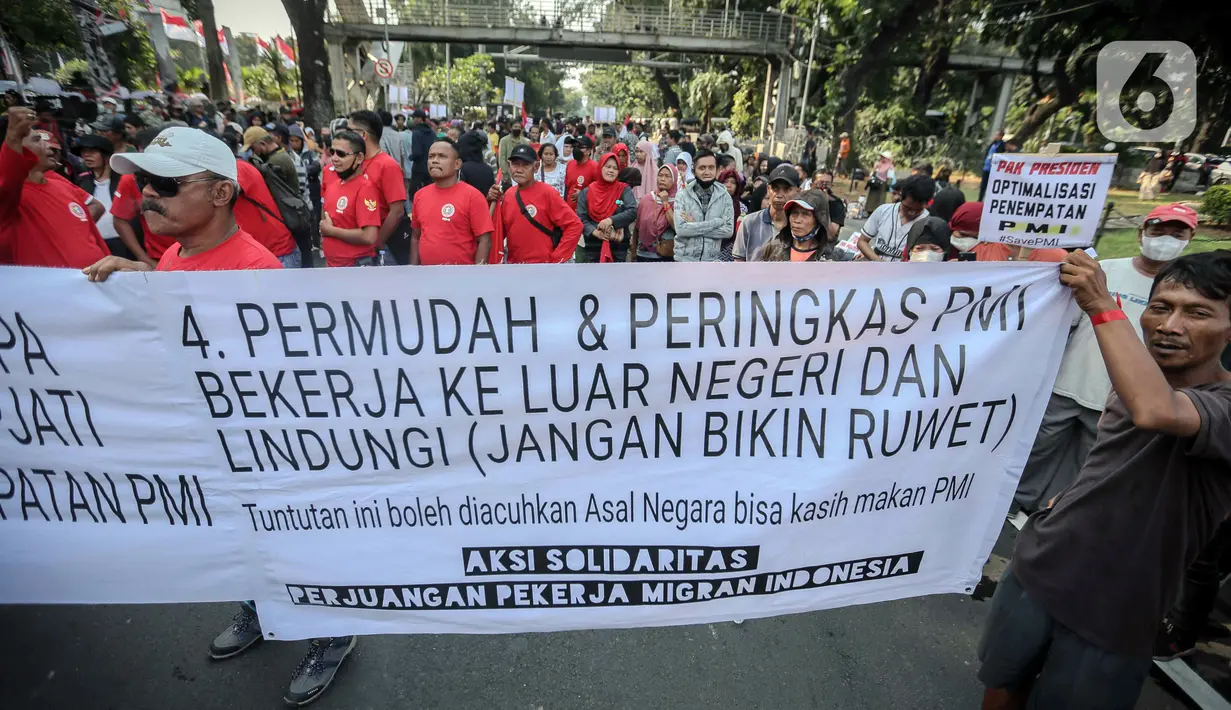 "Kekurangan lapangan pekerjaan di dalam negeri, pemerintah seharusnya hadir membuka kesempatan kerja secara luas dan memberi pelayanan kemudahan, serta memperkuat pelindungan Pekerja Migran Indonesia (PMI), bukan menghambat, melarang atau mempersulit warga negara Indonesia atas hak bekerjanya," tuntut massa. (Liputan6.com/Faizal Fanani)