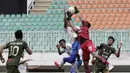 Gelandang PSIS Semarang, Bayu Nugroho, berebut bola atas dengan kiper Tira Persikabo pada laga Shopee Liga 1 di Stadion Pakansari, Bogor, Jumat (22/11). PSIS menang 2-1 atas Tira Persikabo. (Bola.com/Yoppy Renato)