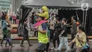 Warga menggendong anak kecil saat car free day (CFD) di kawasan Bundaran HI, Jakarta, Minggu (29/12/2019). Kendati tidak seramai saat cerah, warga yang berlari, jalan santai, atau swafoto masih menjadi pemandangan di area CFD usai hujan mengguyur Jakarta. (Liputan6.com/Faizal Fanani)