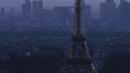 Pemandangan Menara Eiffel dan kota Paris saat acara Champs de Mars yang digelar untuk menyambut Piala Eropa 2016 di Paris fan zone, belakang Menara Eiffel, Prancis, Jumat (10/6/2016). (AFP/Geoffroy Van Der Hasselt)