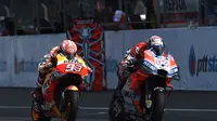 Pertarungan pembalap Ducati, Andrea Dovizioso dan pembalap Repsol Honda, Marc Marquez pada MotoGP Thailand 2018.