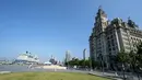 Royal Liver Building (kanan) di tepi pantai Liverpool, Rabu (21/7/2021). Kota Liverpool Inggris telah dihapus dari daftar situs warisan dunia UNESCO karena hadirnya bangunan baru, termasuk stadion baru klub bola Everton, yang merusak daya tarik dermaga Victoria. (Peter Byrne/PA via AP)