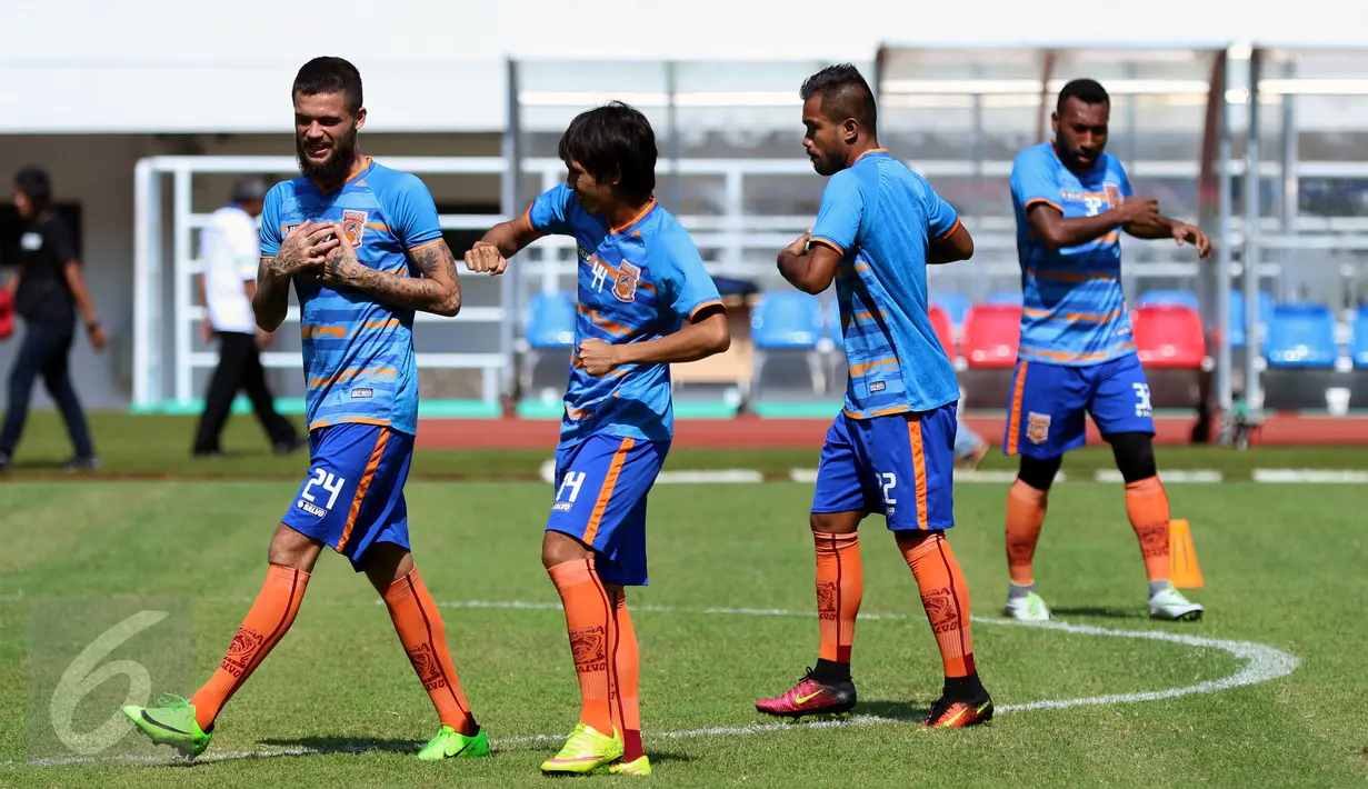 Pemain PBFC melakukan pemanasan jelang latihan resmi final Piala Presiden 2017 di Stadion Pakansari, Kab Bogor, Sabtu (11/3). Di final, PBFC akan melawan Arema FC, Minggu (12/3). (Liputan6.com/Helmi Fithriansyah) 