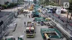 Aktivitas proyek pembangunan Mass Rapid Transit (MRT) Fase 2A Bundaran HI-Harmoni di Jalan MH Thamrin, Jakarta, Senin (14/3/2022). Proyek MRT Fase 2A memiliki panjang jalur kurang lebih 6,3 Km. (merdeka.com/Iqbal S. Nugroho)