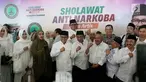 Ketua Umum PKB Muhaimin Iskandar bersama selebriti Tanah Air menghadiri Sholawat Anti Narkoba di Komplek Parlemen, Senayan, Selasa (6/3). Sejumlah komedian hingga musisi terlibat dalam acara Gelaran Sholawat Anti Narkoba ini. (Liputan6.com/Johan Tallo)