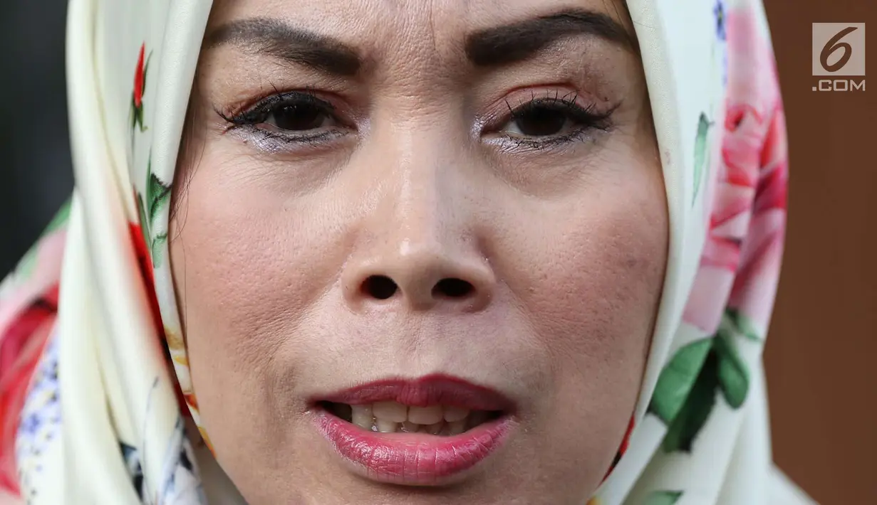 Ekspresi istri gitaris Band Slank Abdee Negara, Anita Dewi Farida usai menjalani sidang perceraian di PA Jakarta Selatan, Senin (9/7). Anita menghadirkan asisten rumah tangganya, Asih, sebagai seorang saksi. (Liputan6.com/Immanuel Antonius)