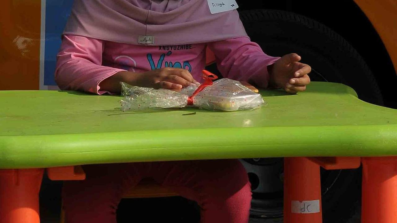 Membaca buku menjadi salah satu aspek penting dalam mendorong literasi masyarakat Indonesia.