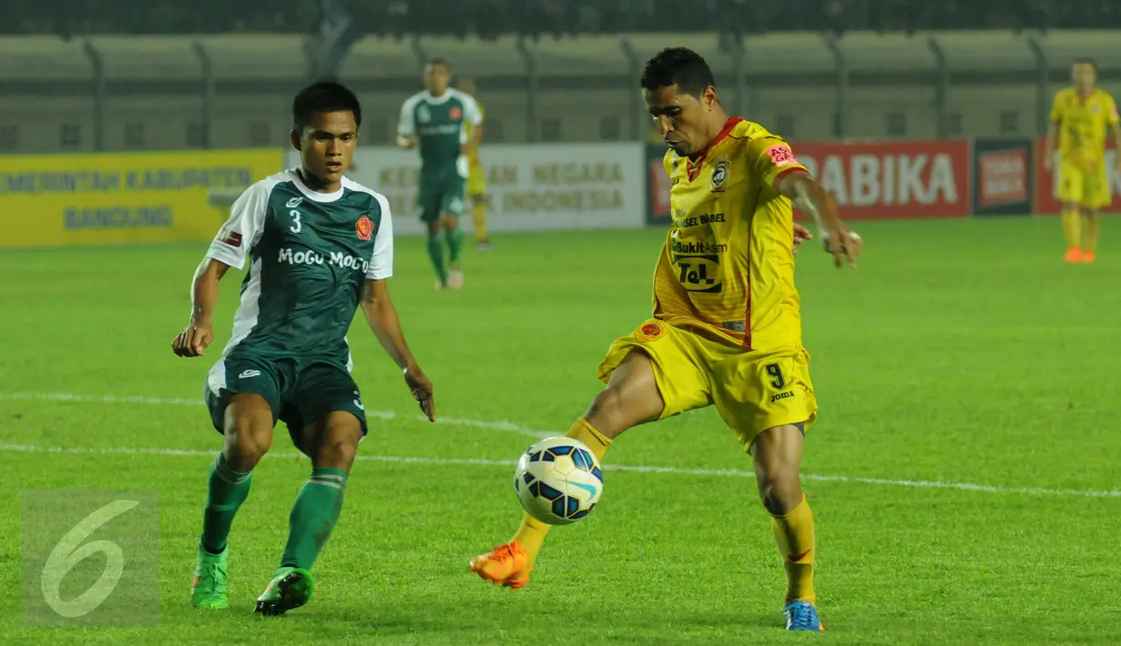 Penyerang Sriwijaya FC, Alberto Goncalves (kanan) berusaha mengecoh bek PS TNI Wiganda Pradika pada lanjutan Turnamen Piala Bhayangkara di Stadion Si Jalak Harupat, Bandung, Minggu (20/3/2016). Sriwijaya FC unggul 2-1. (Liputan6.com/Helmi Fithriansyah)