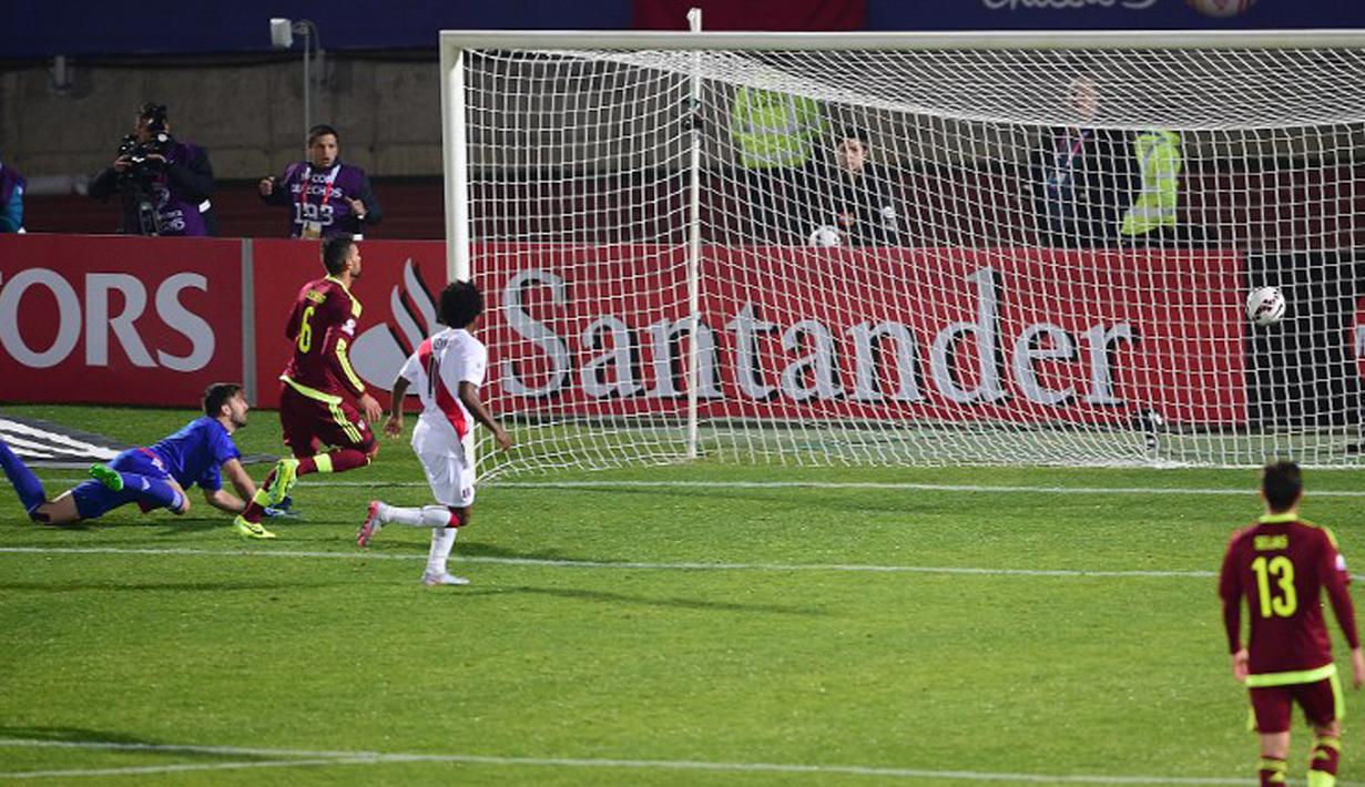 Kiper Venezuela, Alain Baroja (kiri) gagal mengahalau bola yang masuk ke gawangnya saat pertandingan Copa Amerika 2015 di Estadio Elías Figueroa, Chile, Kamis (18/6/2015). Peru menang 1-0 atas Venezuela. (AFP PHOTO/RONALDO SCHEMIDT)