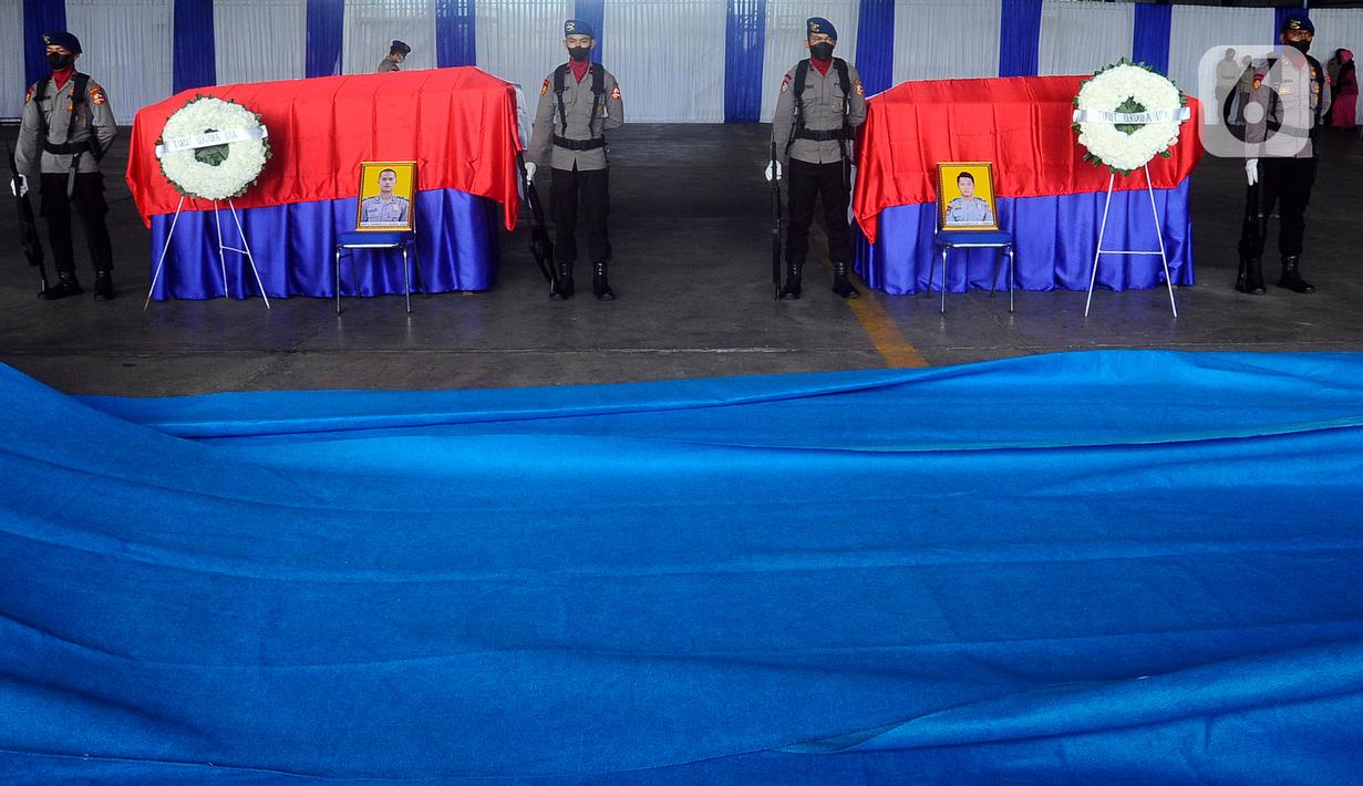Jenazah korban jatuhnya helikopter NBO-105 milik Polri di perairan Manggar, Belitung Timur, Provinsi Kepulauan Bangka Belitung, disemayamkan saat tiba di Markas Polairud, Pondok Cabe, Tangerang Selatan, Rabu (30/11/2022). Jenazah Co Pilot Briptu M Lasminto dan Bripda Bripda M Chairul Anam rencananya akan dimakamkan di Serang dan Magetan. (merdeka.com/Arie Basuki)