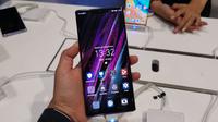 Penampakan bodi depan Mate 30 Pro. (Liputan6.com/ Andina Librianty)