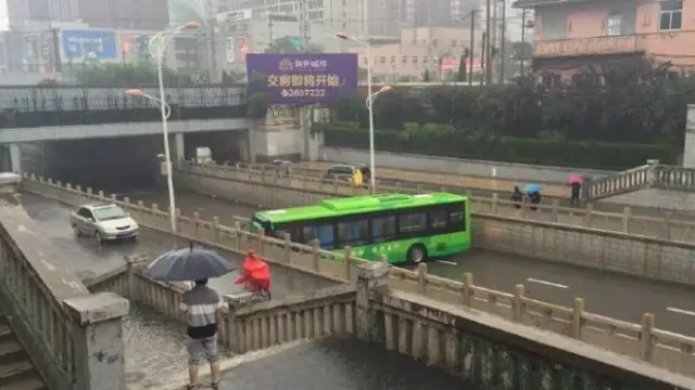 Top 3: Intip 'Dewa Pengemudi' Membalikkan Bus di Jalan Sempit