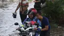 Beberapa kendaraan terutama motor banyak yang mengalami mati mesin atau mogok. (Liputan6.com/Angga Yuniar)