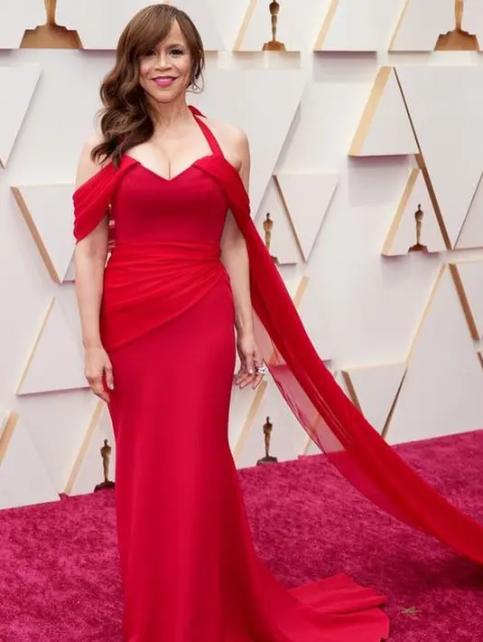 Rosie Perez tampil mengenakan cocktail dress merah rancangan Christian Siriano. Gaun ini memiliki detail leher halter, desain yang dramatis, sekaligus menarik perhatian. Foto: Instagram.