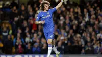 David Luiz, saat masih berkostum Chelsea, pada laga kontra Aston Villa, di Stadion Stamford Bridge, London (23/12/2012). Luiz bakal kembali ke The Blues pada musim panas tahun ini.  (EPA/Kerim Okten)