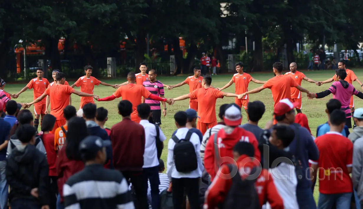 Para pemain Persija Jakarta melakukan pemanasan saat melihat sesi latihan di Lapangan Banteng, Jakarta, Selasa (11/4/2017). Persija menargetkan masuk lima besar Liga 1 Indonesia. (Bola.com/Nicklas Hanoatubun)