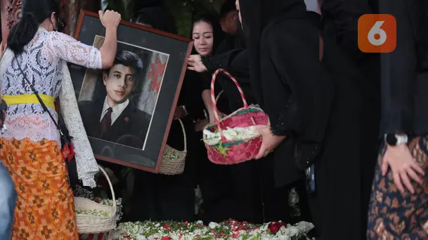 Guruh Soekarnoputra Dimakamkan di Samping Pusara Fatmawati