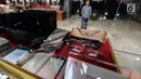 Pengunjung melintas di depan salah satu stan dalam pameran benda-benda peninggalan, di Kompleks Parlemen, Senayan, Jakarta, Senin (19/8/2019). Pameran bersama Museum DPR RI 2019 "Museum untuk Kemajuan Informasi dan Peradaban Bangsa" itu berlangsung dari 19-21 Agustus. (Liputan6.com/Johan Tallo)