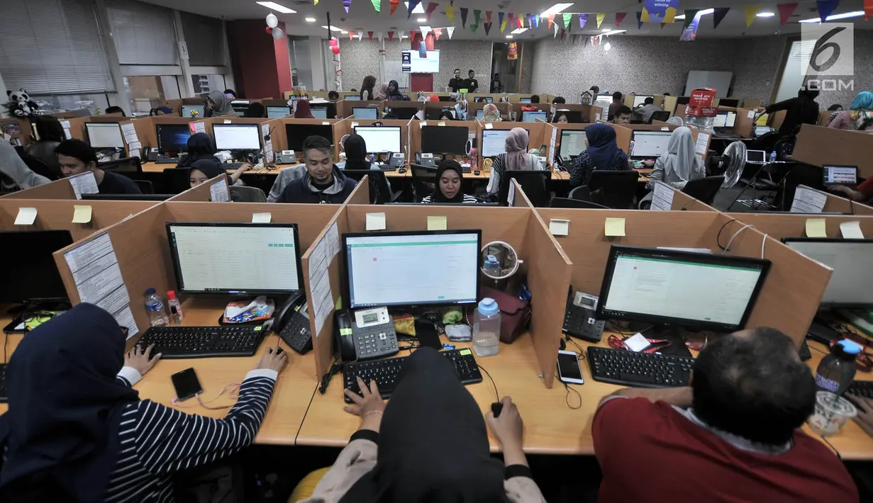 Aktivitas pekerja melayani konsumen via telepon dan internet saat Hari Belanja Online Nasional (Harbolnas) di kantor perusahaan e-Commerce JD.ID, Jakarta, Rabu (12/12). (Merdeka.com/Iqbal S. Nugroho)