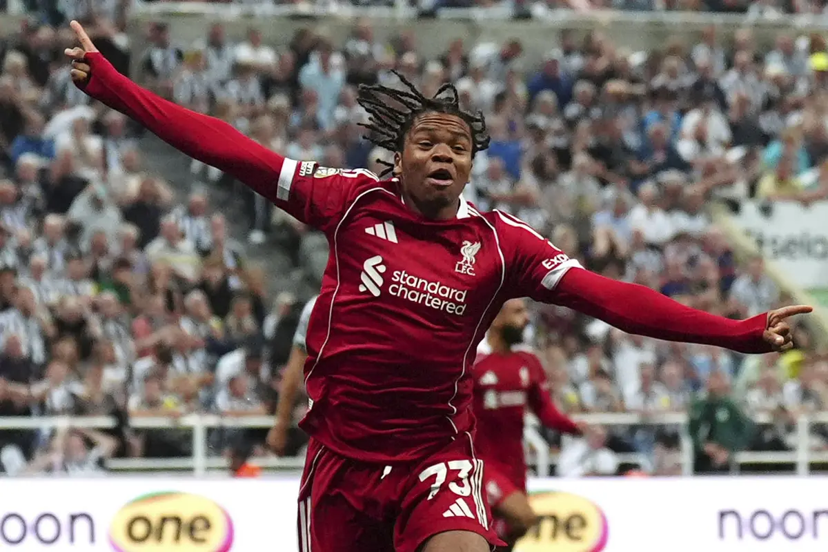 Foto: Momen Gol 4 Menit yang Buat Rio Ngumoha Cetak Sejarah di Liverpool