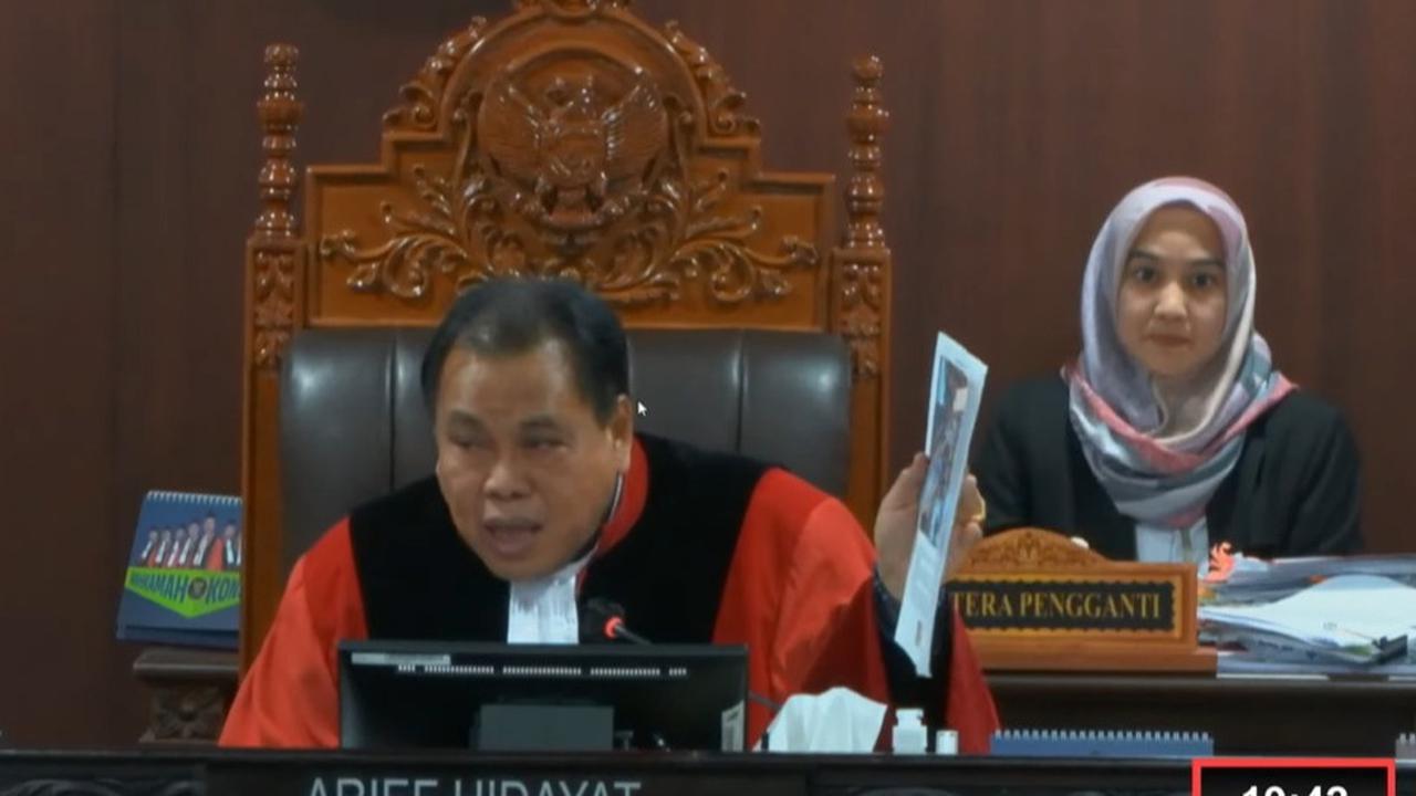 VIDEO: Foto Komjen Fadil Dimunculkan Hakim MK saat Sidang Gugatan Pilkada Takalar