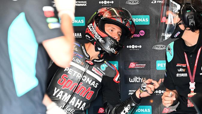 Fabio Quartararo berbincang dengan kru tim Petronas Yamaha saat mengikuti sesi kualifikasi MotoGP Republik Ceska 2020. (JOE KLAMAR / AFP)