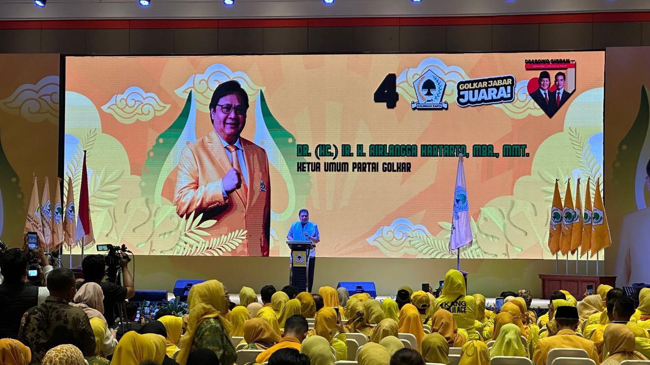 Ketua Umum (Ketum) Partai Golkar Airlangga Hartarto saat memimpin rapat konsolidasi kader di Bandung, Jawa Barat, Jumat (19/1/2024).