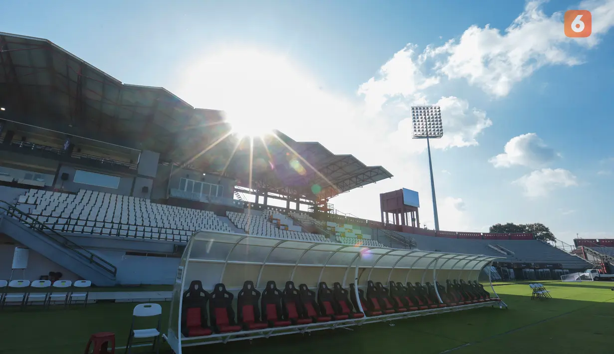 Kondisi Stadion I Wayan Dipta di Gianyar, Bali, Rabu (5/8/2026), sehari menjelang laga final Piala Presiden 2026. Hamparan rumput hijau yang terawat berpadu dengan langit biru cerah menambah kemegahan stadion yang akan menjadi arena final Persebaya Surabaya melawan Persib Bandung serta perebutan tempat ketiga antara Persija Jakarta dan Arema FC. (KLY/Budy Santoso)