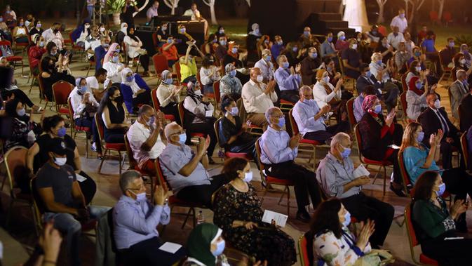 Pengunjung menyaksikan konser di teater terbuka Gedung Opera Kairo, Mesir, Kamis (9/7/2020). Sekitar 400 pengunjung menghadiri konser yang diadakan di teater terbuka Gedung Opera Kairo. (Xinhua/Ahmed Gomaa)