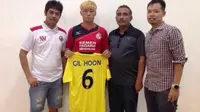Lee Gil-hoon, pemain rekrutan terbaru Semen Padang asal Korsel menggunakan nomor punggung 6 di tim Kabau Sirah. (Bola.com/Arya Sikumbang)