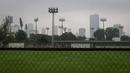 Hujan deras melanda kawasan Lapangan A Kompleks Gelora Bung Karno, Jakarta saat Timnas Indonesia akan melakukan latihan menjelang laga leg pertama semifinal Piala AFF 2022 menghadapi Vietnam, Rabu (04/01/2023). (Bola.com/Bagaskara Lazuardi)