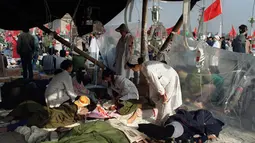 17 Mei 1989, sejumlah mahasiswa dari Universitas Beijing jatuh sakit akibat melakukan aksi mogok makan saat berunjuk rasa di Lapangan Tiananmen, Tiongkok. (AFP PHOTO/CATHERINE Henriette)