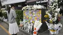 Seseorang melihat pesan pada peringatan darurat untuk para korban akibat kerumunan massa dalam tragedi Halloween yang mematikan, di luar stasiun kereta bawah tanah di distrik Itaewon di Seoul, Kamis (3/11/2022).  Itaewon telah lama menjadi tempat populer untuk merayakan Halloween, terutama karena liburan ini menjadi lebih populer di Asia dalam beberapa tahun terakhir. (Jung Yeon-je / AFP)