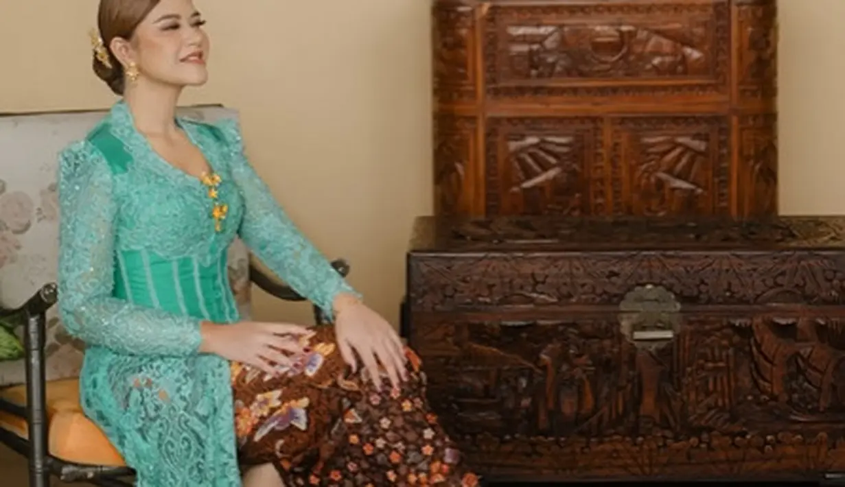 Kahiyang Ayu tampil ayu dengan busana yang lebih vibrant karya desainer Dimas Singgih [@ayanggkahiyang]