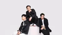 Kabar hengkangnya Dodi Hidayatullah mengejutkan penggemar. Pihak Adam Musik sampaikan kabar tersebut disertai dengan mengunggah foto kebersamaan Adam Musik yang kini hanya 3 personel. Jalani pemotretan bareng, tidak ikut sertanya Dodi Hidayatullah dan Aulia Rahmi menjadi bukti bahwa penyanyi berusia 36 tahun itu sudah tidak lagu menjadi bagian Adam Musik. (Liputan6.com/IG/@adammusik_)