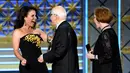 Aktris AS, Julia Louis-Dreyfus saat akan menerima trofi di atas panggung Emmy Awards 2017 di Los Angeles, Minggu (17/9). Tahun ini Julia secara resmi memegang rekor sebagai pemenang Emmy terbanyak untuk satu akting. (Chris Pizzello/Invision/AP)