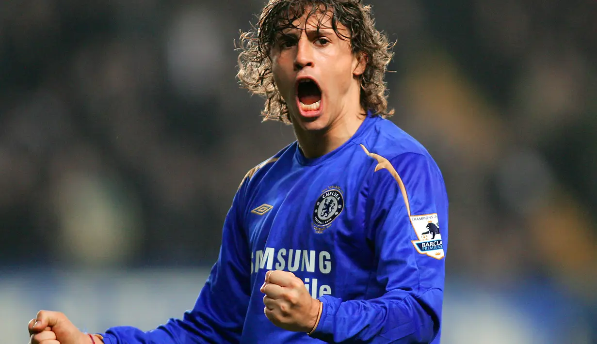Alhasil ia dipinjamkan ke AC Milan dan Inter Milan rentan waktu 2004-2008. Bersama Chelsea, Crespo menjuarai Premier League 2005/06 dengan mencetak 20 gol sejak awal kedatangannya. (AFP/Patrick Hertzog)