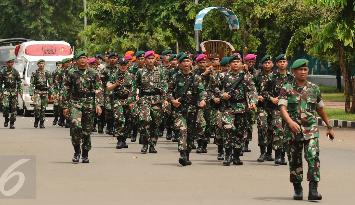 Pasukan gabungan TNI-Polri mengarak replika tandu Jenderal Sudirman memasuki areal Stadion GBK, Jakarta, Jumat (22/1/2016). Puncak peringatan HUT ke 100 Jenderal Sudirman akan dipusatkan di Stadion GBK Jakarta. (Liputan6.com/Helmi Fithriansyah)