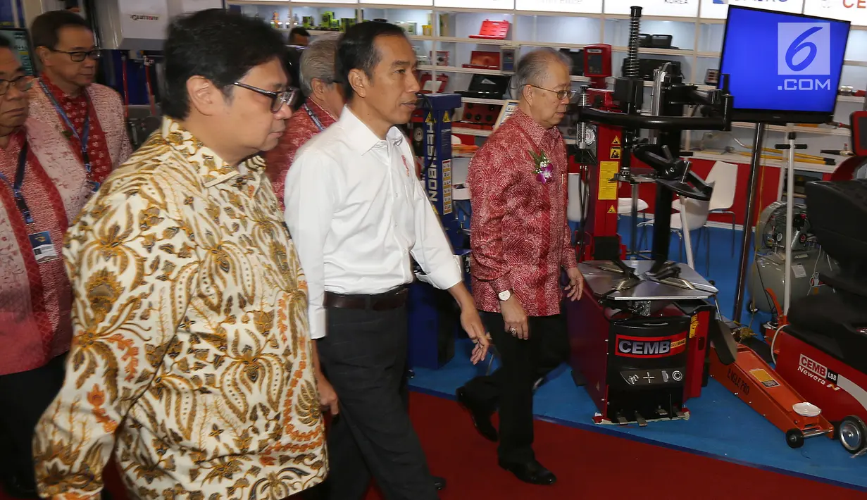 Presiden Jokowi, Menteri Perindustrian Airlangga Hartarto dan Ketua Umum GAIKINDO, Yohannes Nangoi meninjau pameran pada pembukaan GAIKINDO Indonesia International Auto Show (GIIAS) 2018 di ICE BSD, Tangerang, Kamis (2/8).  (Liputan6.com/Fery Pradolo)