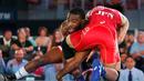 Jordan Burroughs dari Amerika Serikat berusaha membanting Sohsuke Takatani dari Jepang saat pertandingan gulat "Beat the Streets" di New York Times Square, (17/5). (AP Photo/Kathy Willens)