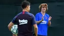 Penyerang baru Barcelona, Antoine Griezmann tersenyum ketika mengikuti latihan di Joan Gamper, Barcelona (15/7/2019). Griezmann dibeli Barcelona dengan mahar 120 juta euro atau senilai Rp 1,8 triliun dari Atletico Madrid. (AFP Photo/Lluis Gene)