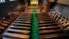 Gereja Evangelis Emaus dihiasi dengan karpet hijau bergambar lapangan sepak bola di Gelsenkirchen, Jerman, Minggu, 23 Juni 2024. (AP Photo/Alessandra Tarantino)
