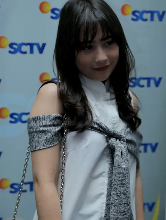 "Tahun ini aku tergabung dalam satu band kita akan nyanyikan lagu-lagu yang populer dan ada battle juga Young Gans," ucap Prilly Latuconsina saat ditemui di SCTV Tower, Senayan City, Jakarta, Kamis (11/8/2016). (Andy Masela/Bintang.com)