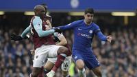 Striker Chelsea, Alvaro Morata, berusaha mengamankan bola dari rebutan pemain West Ham United,  Angelo Ogbonna, pada laga lanjutan Premier League, di Stadion Stamford Bridge, Minggu  (8/4/2018). (AP/Matt Dunham).