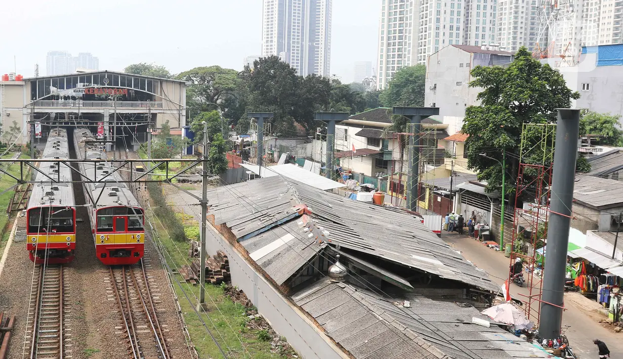 Suasana pembangunan Skywalk di hatle transjakarta  koridor 8 di kawasan Kebayoran lama, Jakarta, Rabu (24/8/2022). Pengerjaan skywalk sepanjang 500 meter  akan di hubungkan ke halte transjakarta koridor 8, koridor 13 dan stasiun kebayoran yang berlangsung sejak Maret 2022 yang di targetkan akan rampung pada bulan oktober 2022, saat ini sudah mencapai 30 persen. (Liputan6.com/Herman Zakharia)