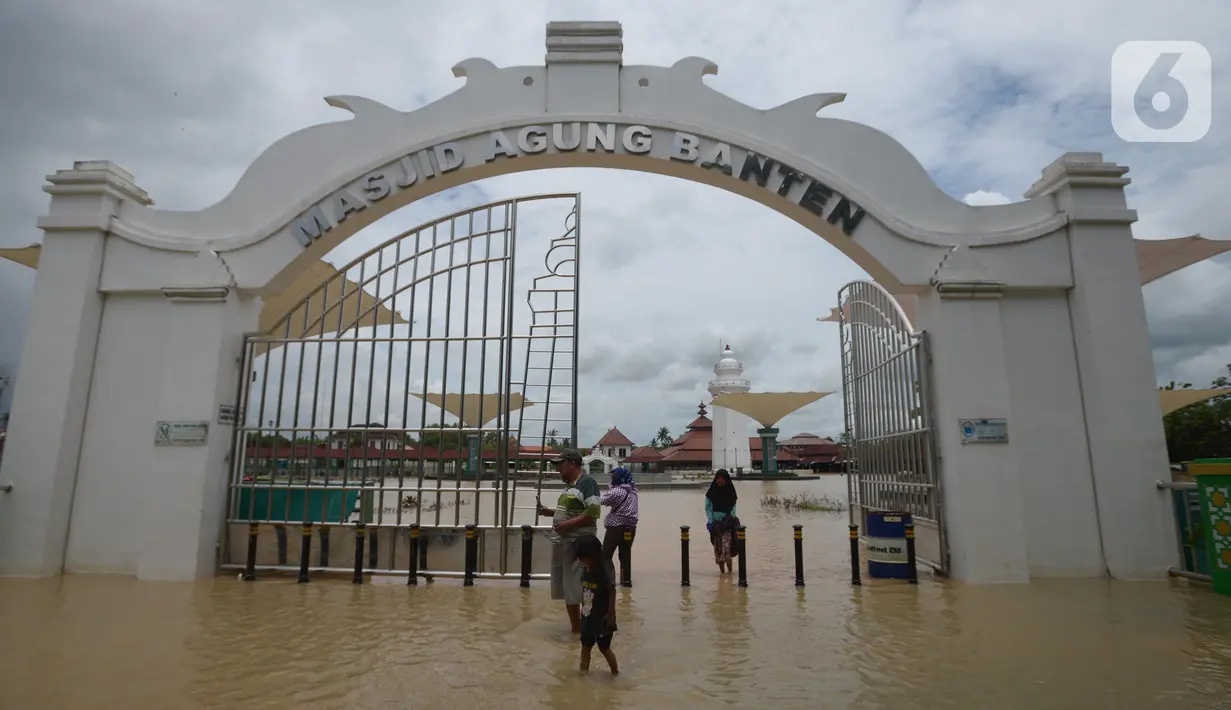Banjir merendam wisata ziarah Masjid Agung Banten di Kota Serang pada Rabu (2/3/2022). Banjir yang melanda kawasan Masjid Banten Lama setelah curah hujan tinggi mengguyur Kota Serang beberapa hari lalu mengakibatkan Kali Cibanten meluap dan menggenangi 22 titik. (merdeka.com/Imam Buhori)