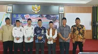 Kepala Kemenag, pengawas dan komisioner Baznas Garut, Jawa Barat. (Liputan6.com/Jayadi Supriadin)