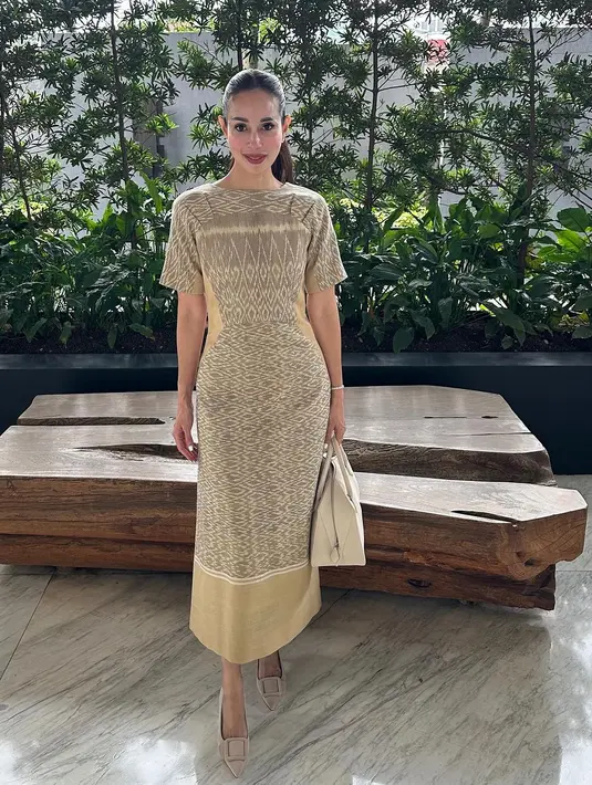 Opsi lainnya, bisa tiru gaya Loemongga Haoemasan dengan midi dress motif tenun nuansa earthy yang anggun dan elegan. [@loemongga]